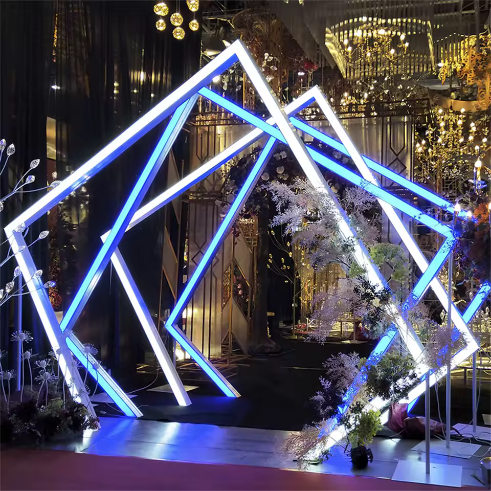 Tunnel luminoso LED geometrico per eventi — dettaglio 2